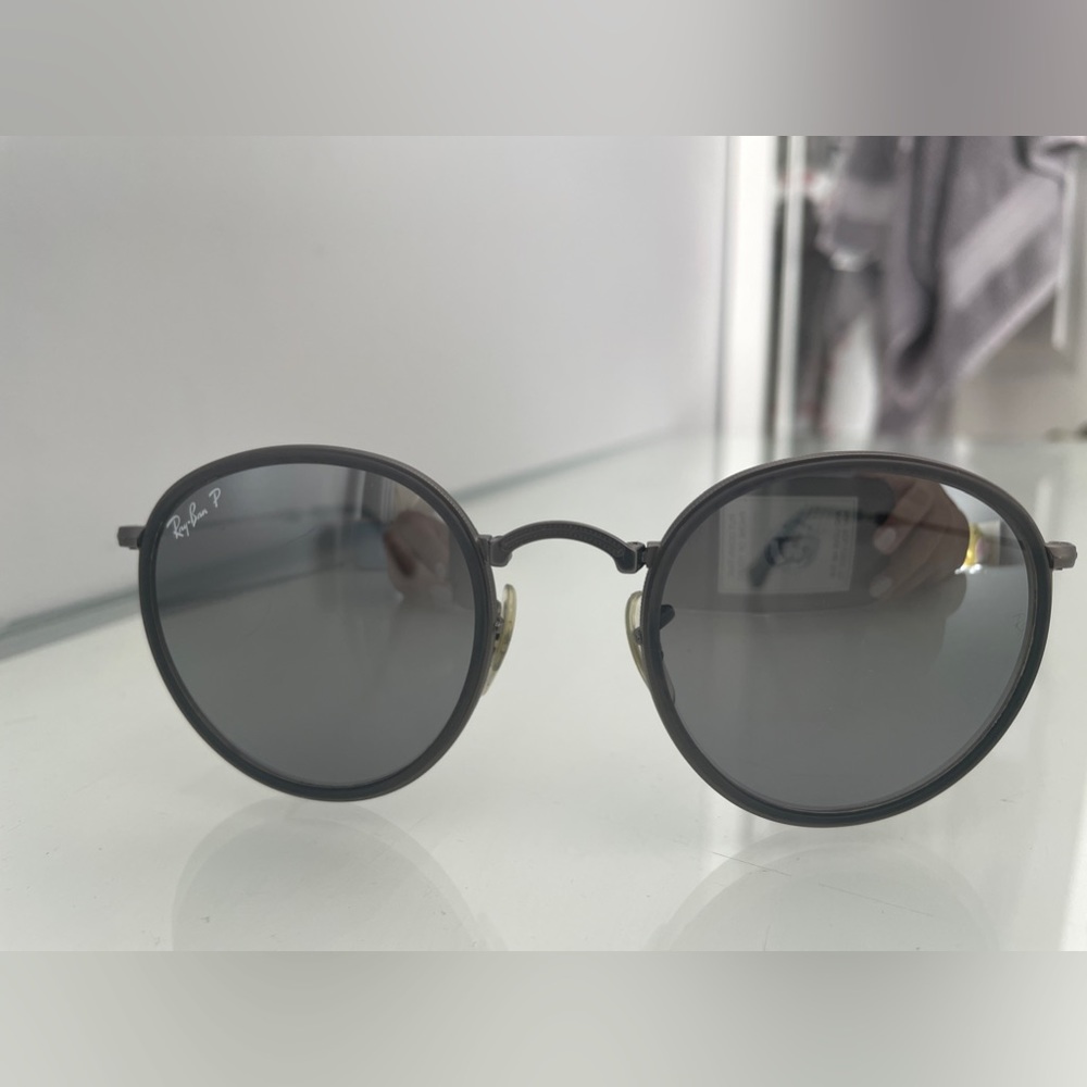 Round polarized Raybans grey